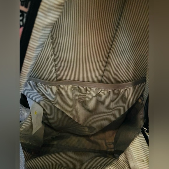 EUC Hello Kitty Loungefly backpack 🎒. Purchased at NYC comicon 🎒✨ - Picture 6 of 6